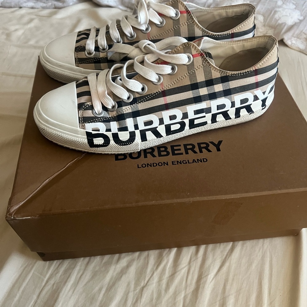 Burberry Tan Check Low-Top Sneakers with White Accents and Black Logo - Picture 4 of 7